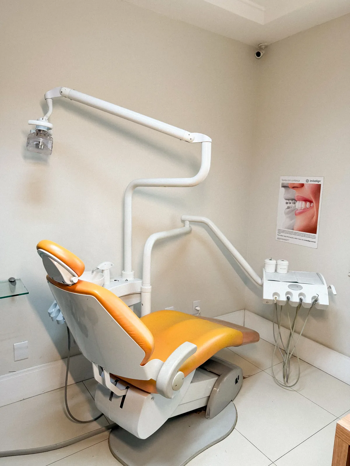 Cadeira odontológica laranja no consultório da OrthoVip