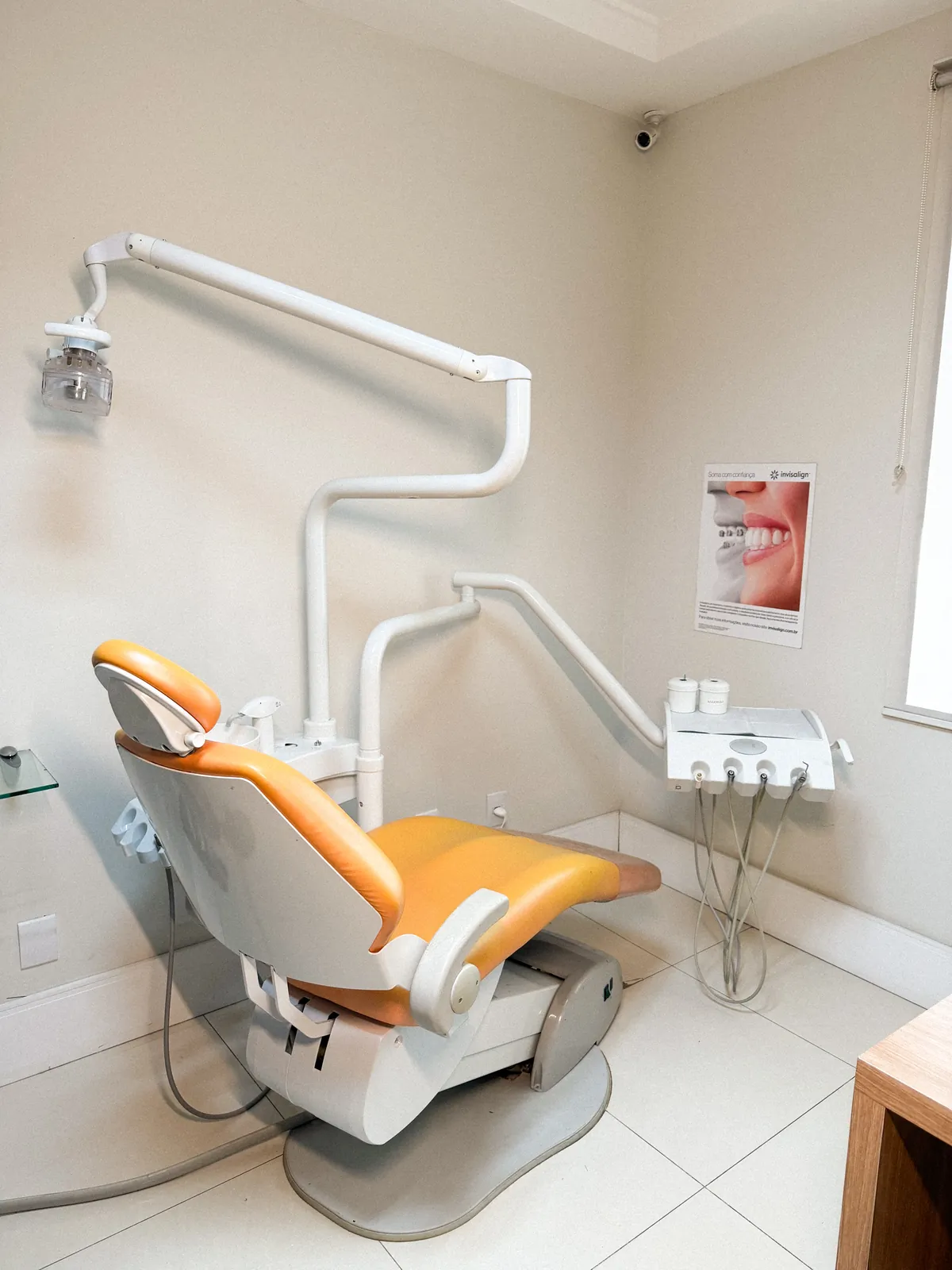 Consultório da OrthoVip com cadeira odontológica laranja