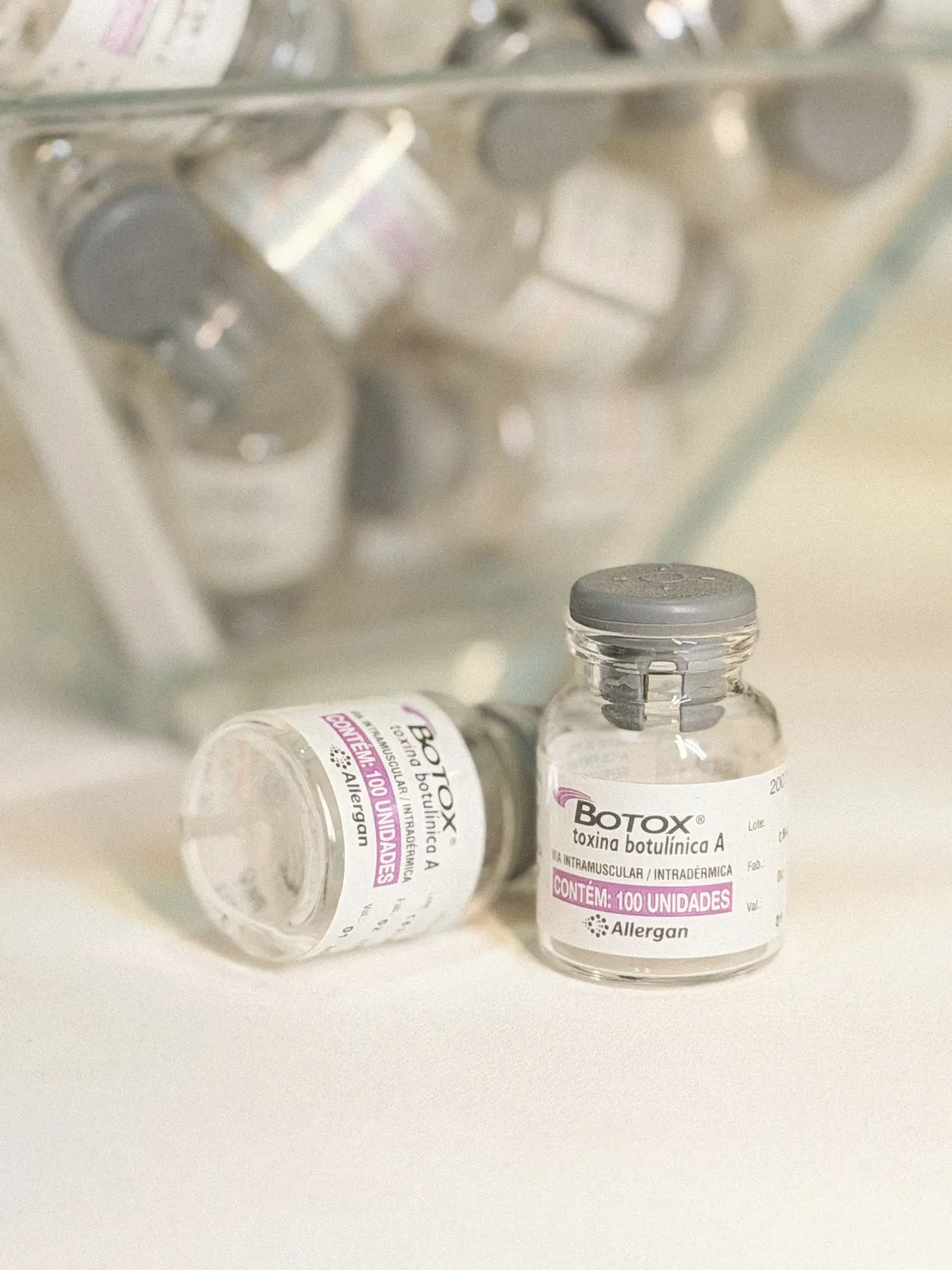 Frasco de toxina botulínica Botox sobre bancada clara